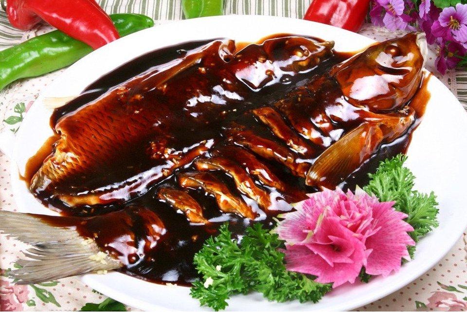 味道鲜美的草鱼做法多种多样，探寻地域特色口感与吃法