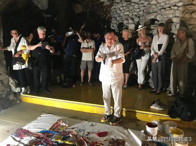 用脚画画的日本艺术家,一个小画家手拿画笔绘画