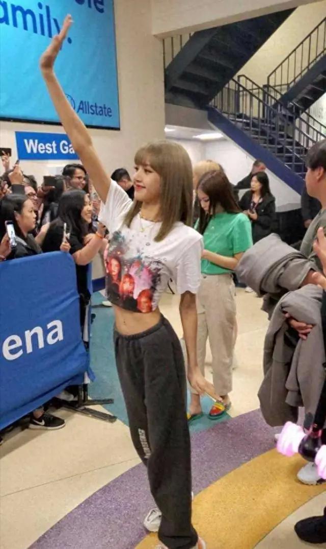 lisa被嘲脱离韩式滤镜颜值大跌,lisa现状变泰妹