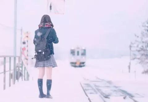 为什么日本女生冬天还光腿穿短裙？