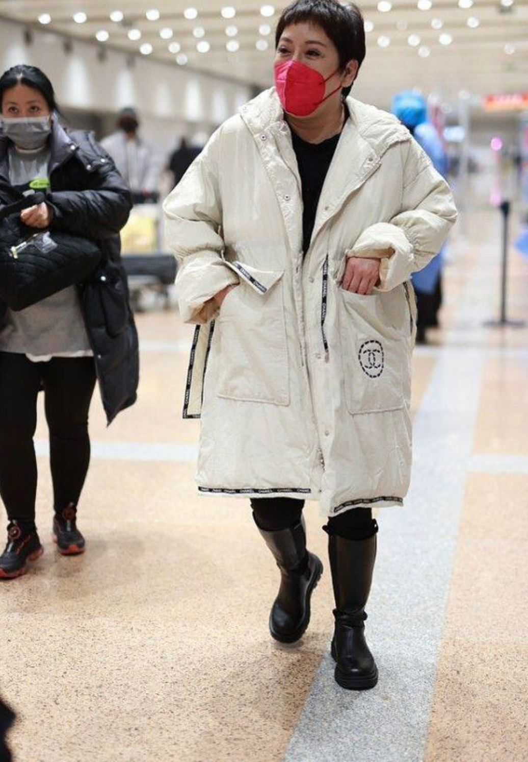 向太穿8万羽绒服,向太穿搭风格