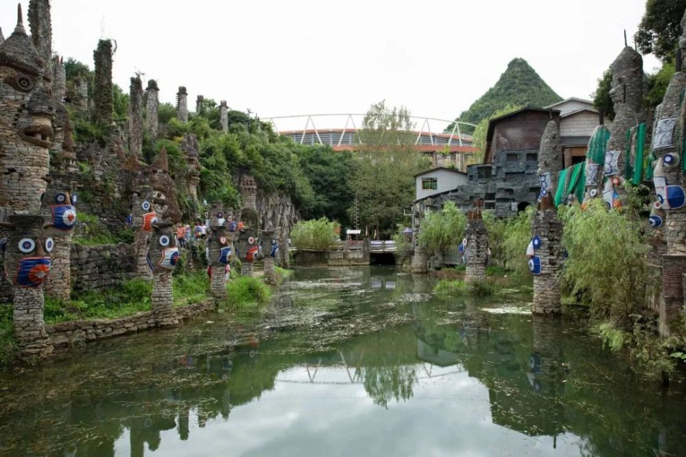 贵州80岁老人隐居深山打造古城,贵州一老人隐居在古堡30年