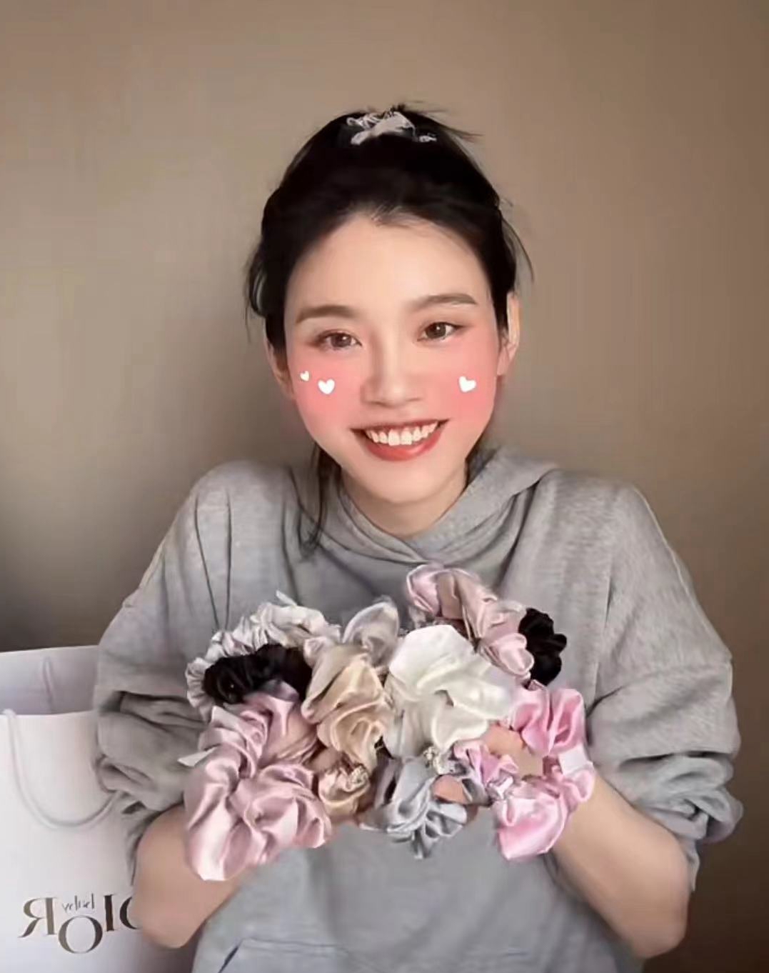 奚梦瑶1岁女儿背名牌包,奚梦瑶女儿庆生