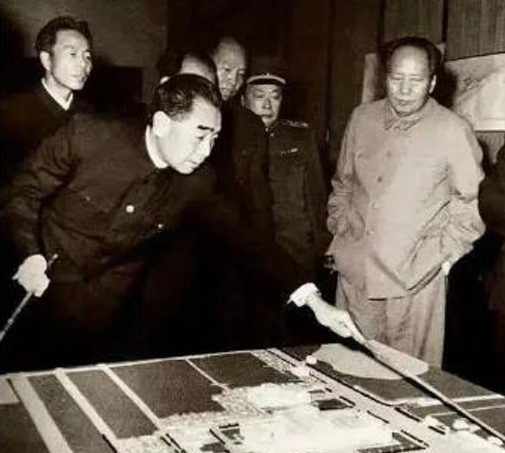 人民大会堂名字为何是后改的？它原先叫什么？毛主席亲自改名