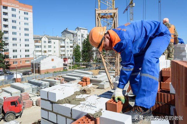 各位老板遇见这种如此爱喝酒的工人，你敢找他去干活吗？