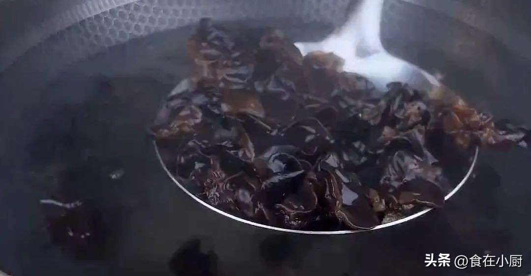 木耳怎么泡干净又快除虫卵,木耳上有很多黑点虫卵还能吃吗