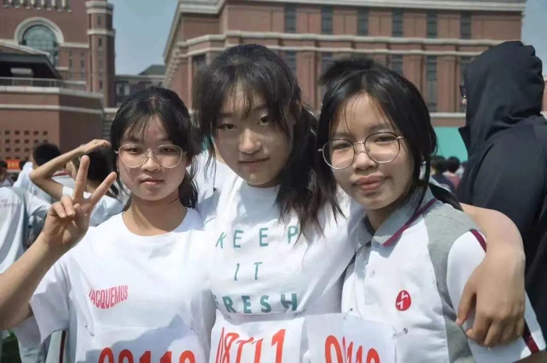 校园运动会开幕式展现青春活力,校园阳光体育运动会