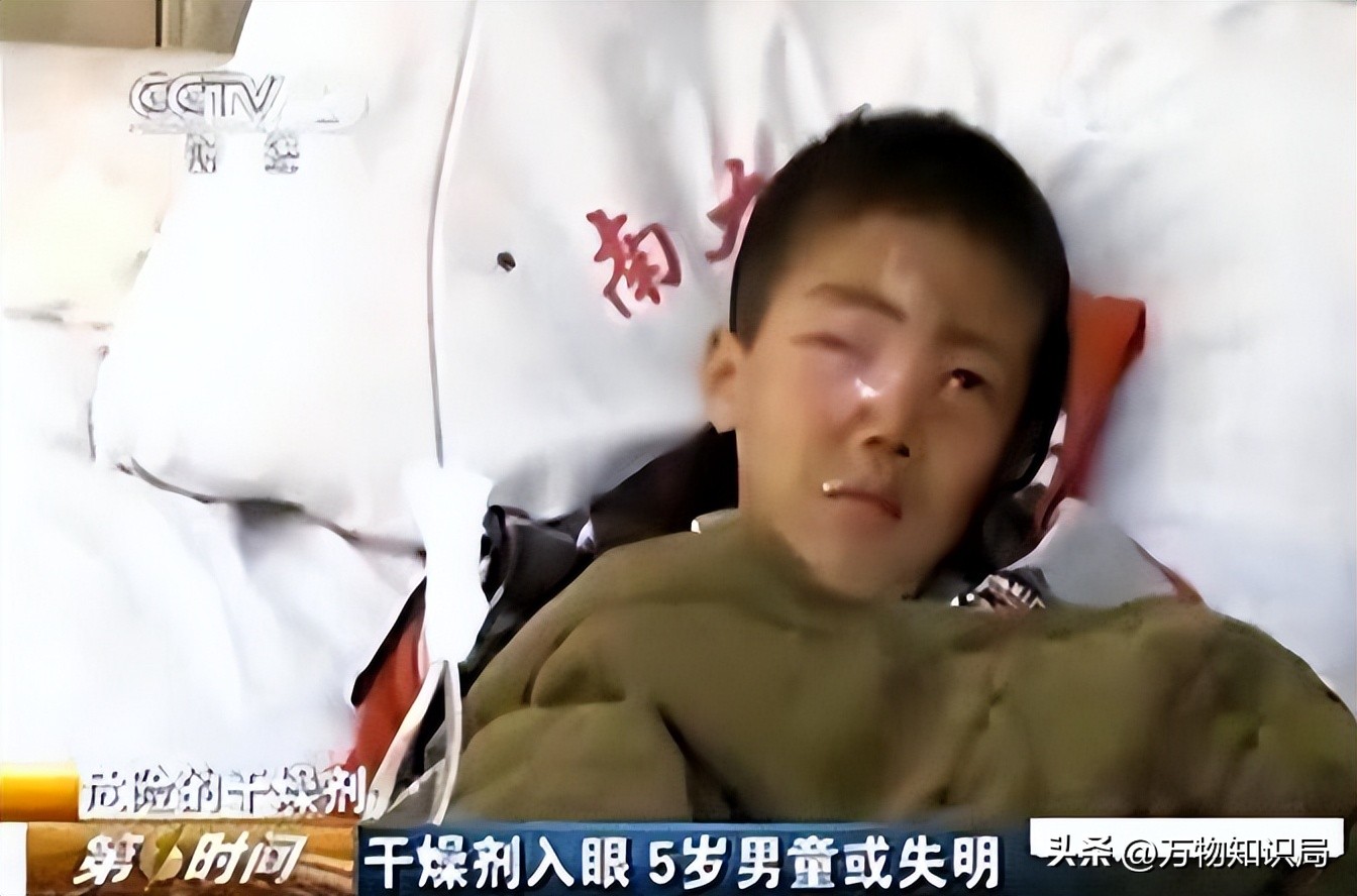 8岁男孩眼球融化荧光棒,小孩眼珠熔化视频