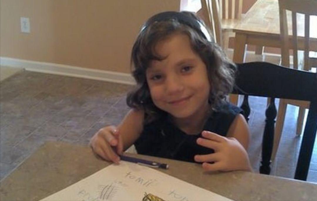 10年，美国夫妇领养6岁女孩后，家中怪事频发，意外发现养女22岁