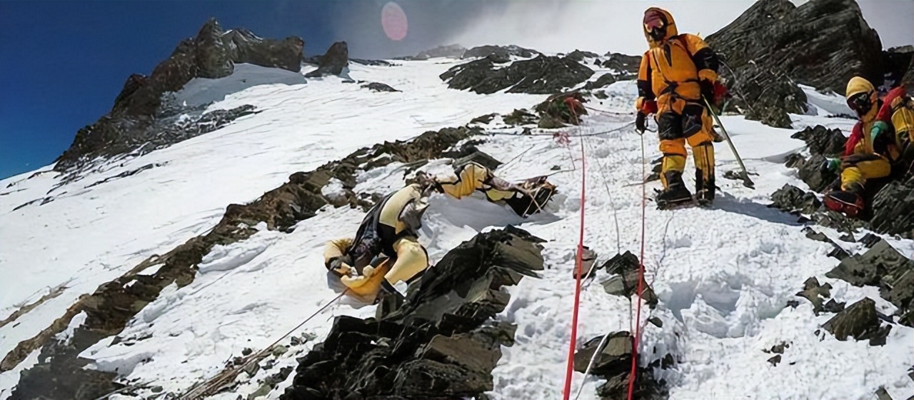 夫妻登顶骆驼峰坠崖身亡,夫妻登珠峰妻子不幸倒下