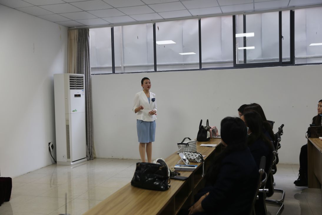 以礼“服”人万华别苑开展礼仪培训活动