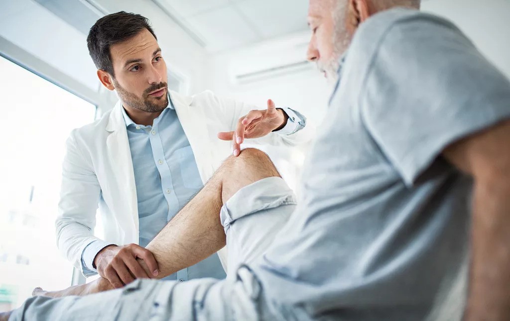 膝盖疼忍着锻炼好吗,膝盖难受有什么动作可以治疗