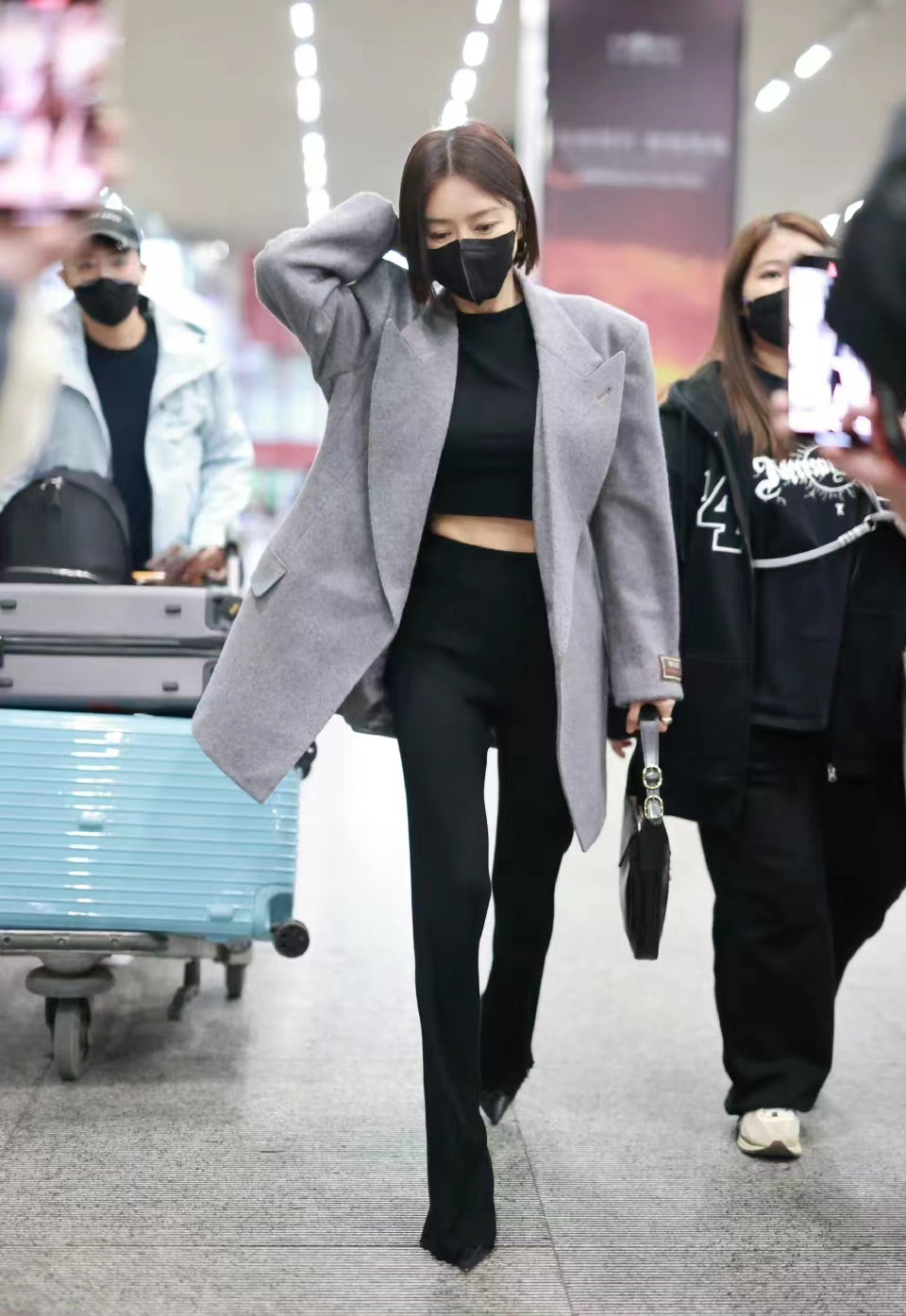 白月光秦岚的时尚穿搭优雅端庄,秦岚最新机场私服穿搭西装