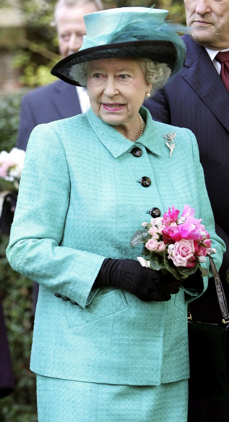 英国女王百年穿衣史,英国女王打扮