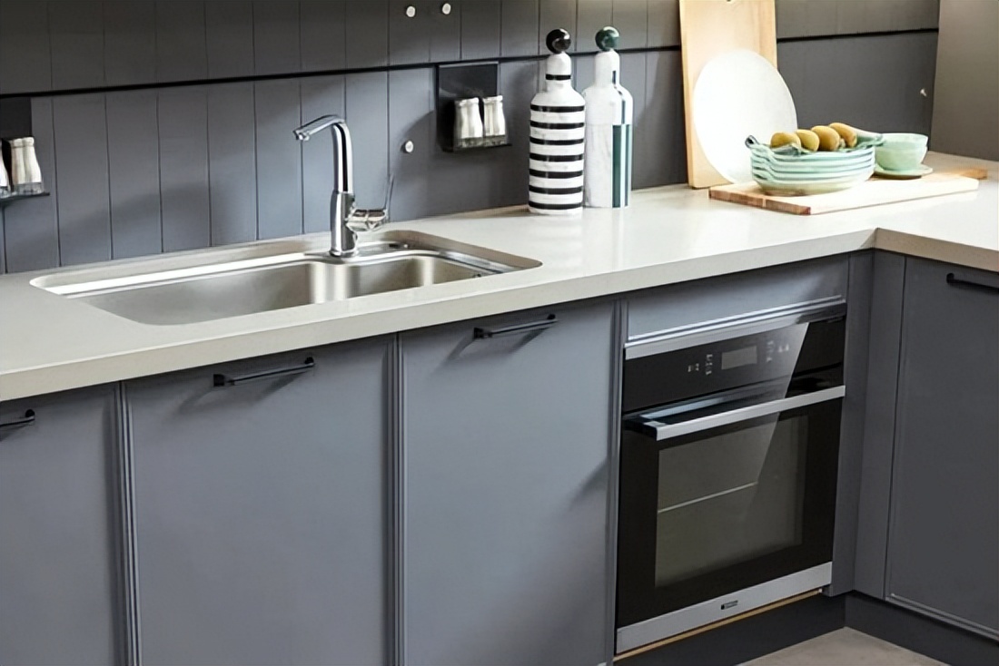 卧室与厨房之间墙面渗水,厨房墙面漏水找谁维修