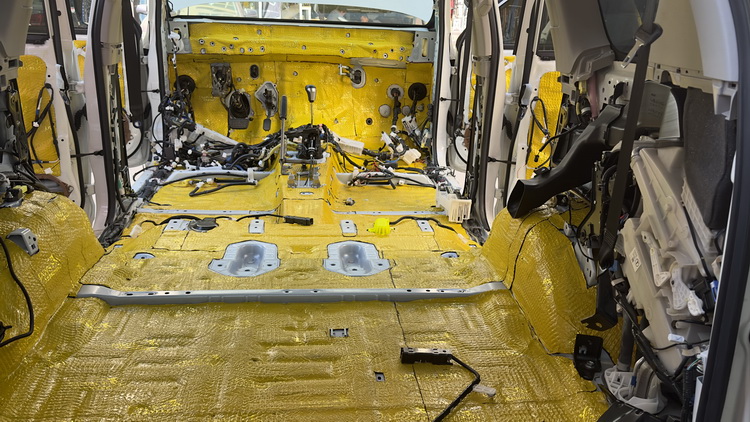 普拉多4000做全车隔音施工,云南普拉多隔音效果改装案例