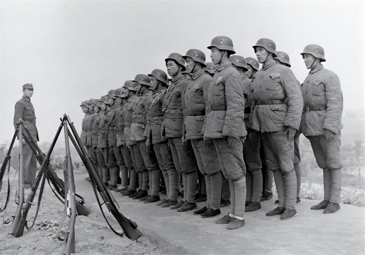 蒋军忍饥挨饿，蒋校长却空投“激励信”，士兵大骂：这有啥用