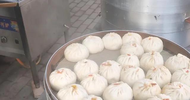 一个早餐店一般能赚到40万,95后小夫妻投资40万开了个早餐店