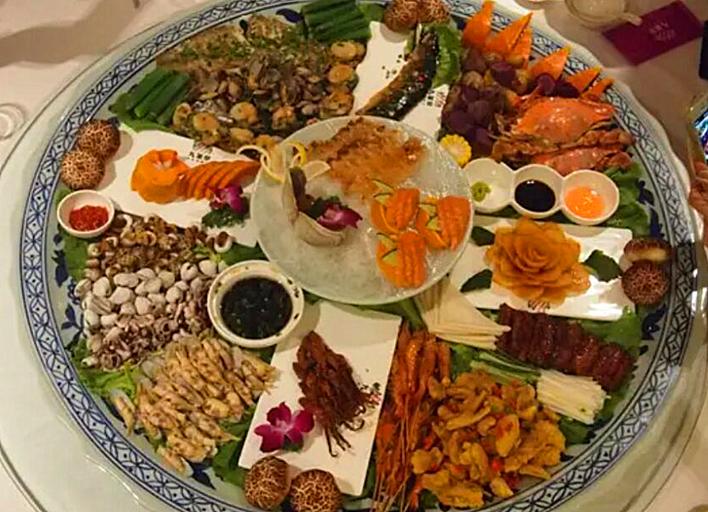 闺蜜请客只准备了一个菜，女子一脸嫌弃，菜上桌发现小丑竟是自己