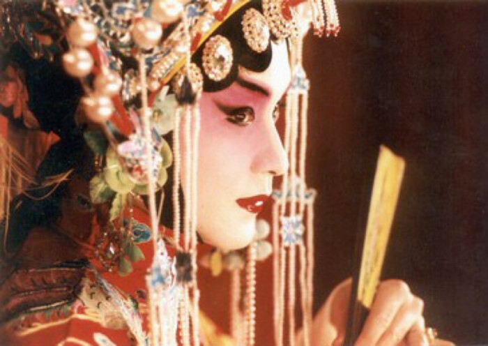 张国荣：被继母淋尿，原生家庭让他苦不堪言，46岁跳楼全身是伤