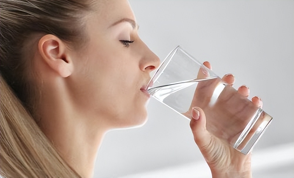 晨起空腹喝水对身体有害还是有益,早晨起来空腹喝水有哪些好处