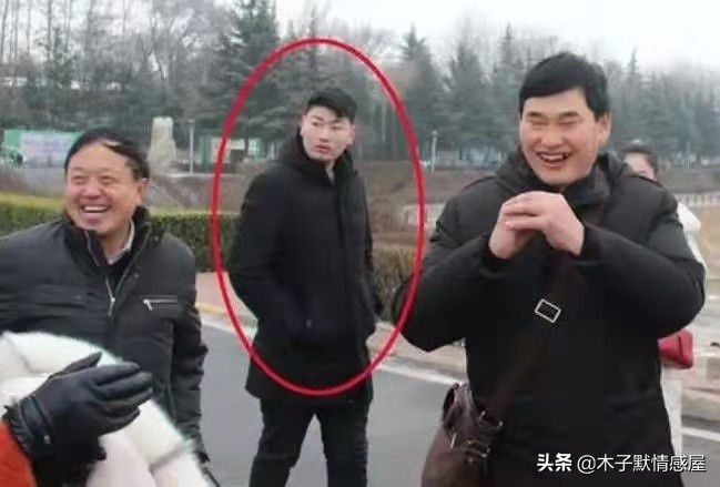 大衣哥替儿子送花,大衣哥资助贫困学生回朱楼村报恩