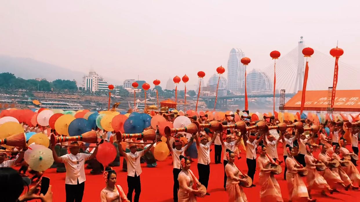 西双版纳万人泼水节视频,西双版纳游玩攻略体验万人泼水节