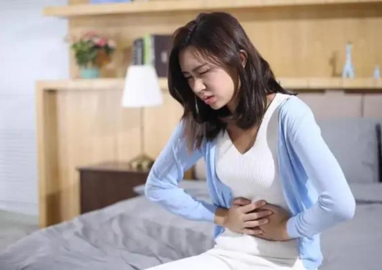 同房后，女性腹痛难忍？提醒：“运动”时要温柔点
