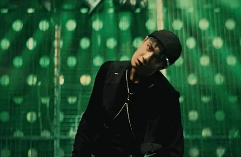 王一博回眸杀蓝湛,王一博跳舞杀马特