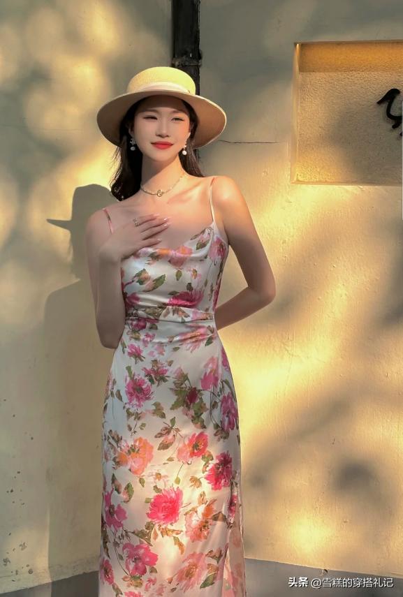 今年爆火吊带裙,最近很火的印花裙子