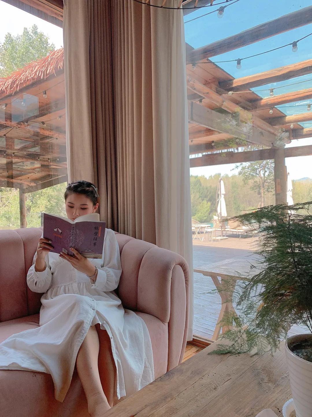 神仙眷侣辞掉高薪工作，爆改废弃山谷，悬崖高空造无边恒温泡池