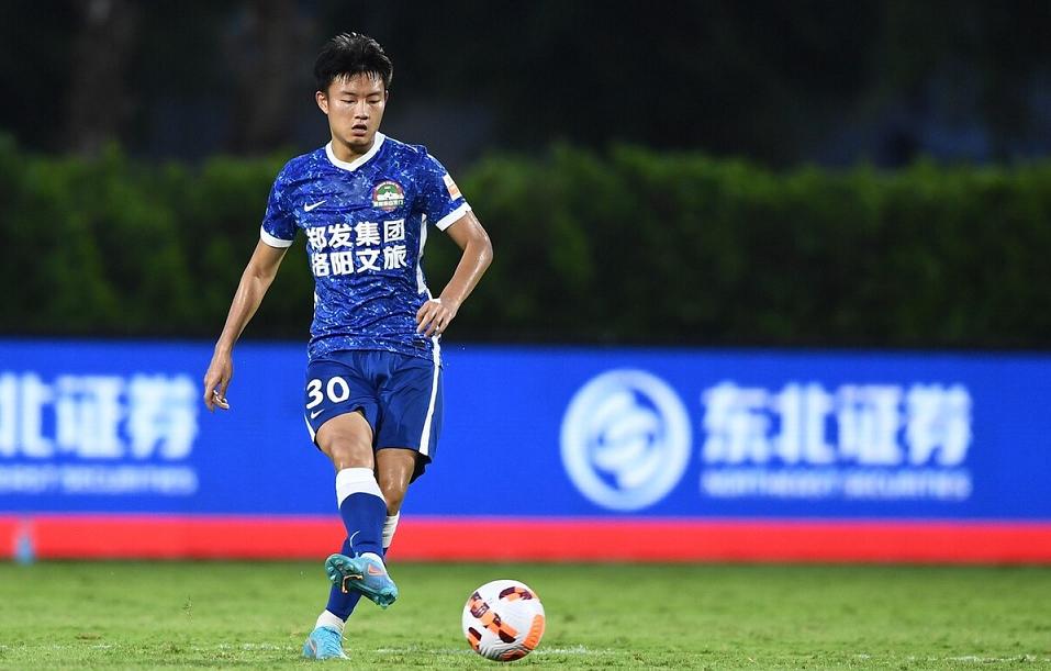 钟晋宝恶意犯规差点被*攻围**，幸亏王大雷及时出头，为他化解危机