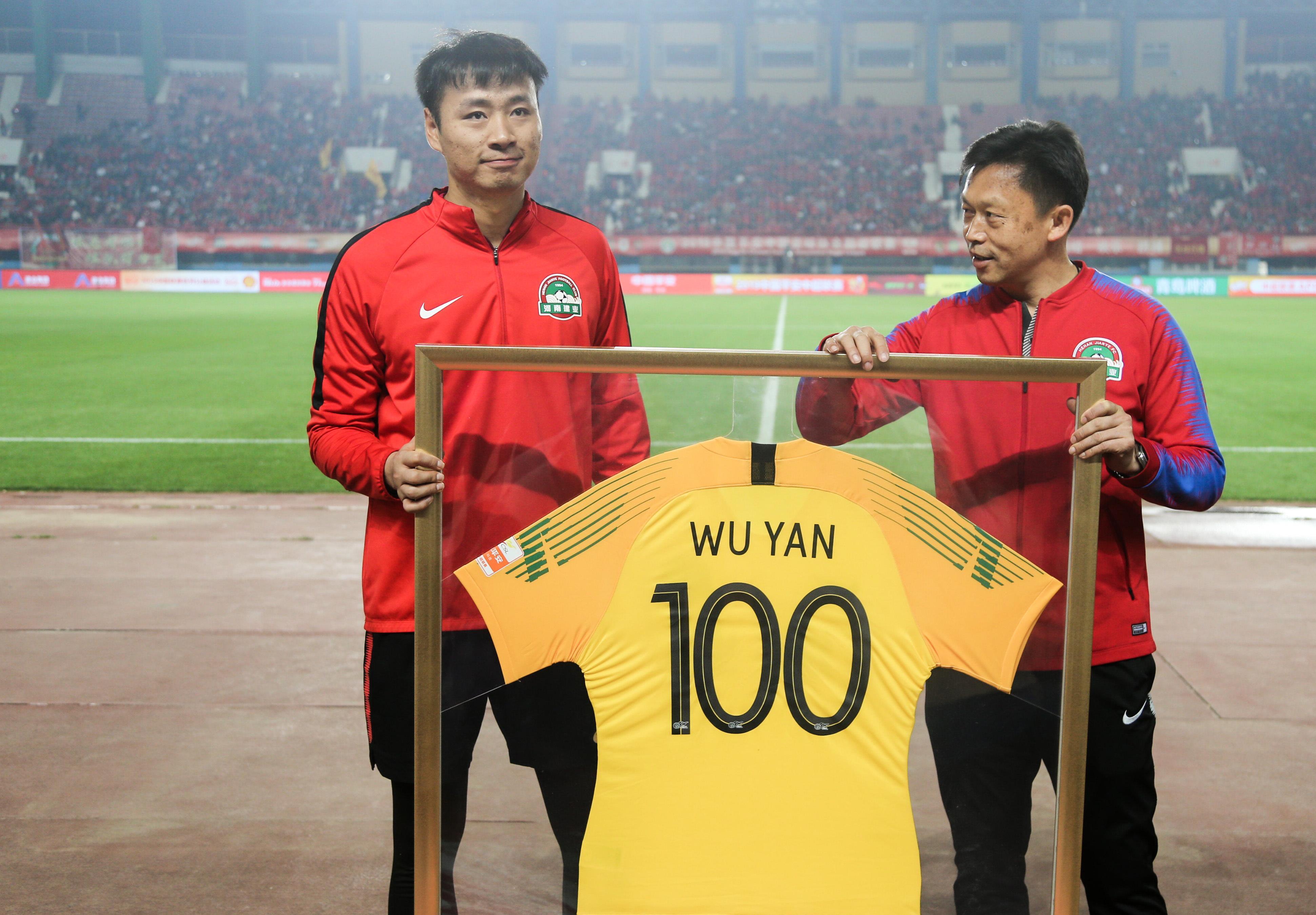 官宣！河南嵩山龙门后防线压哨签下国脚级王牌，曾差点加盟申花