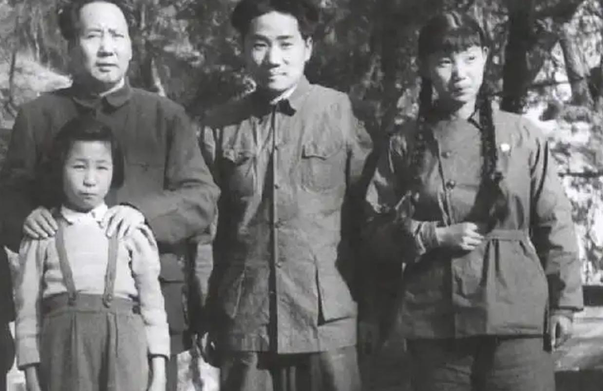 张文秋：毛主席双重亲家，两任丈夫皆烈士，02年身披*旗国**安详长眠