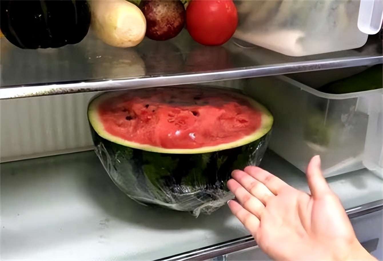 西瓜可以放冰箱里冷藏吗,西瓜可以放冷冻室里冻着吃吗