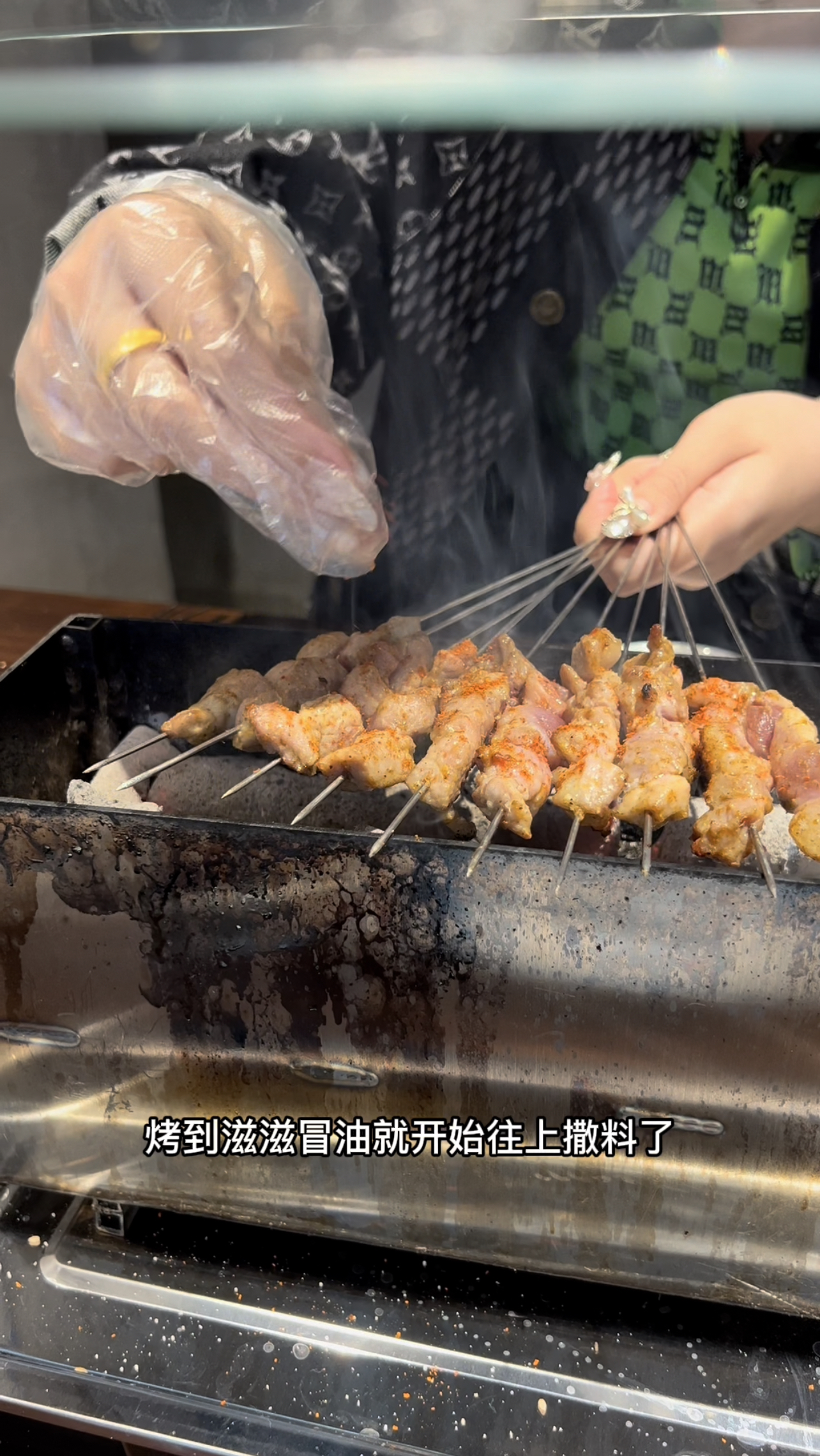 这家烧烤店绝对让你流连忘返,这家只开4小时的烧烤店太火爆了