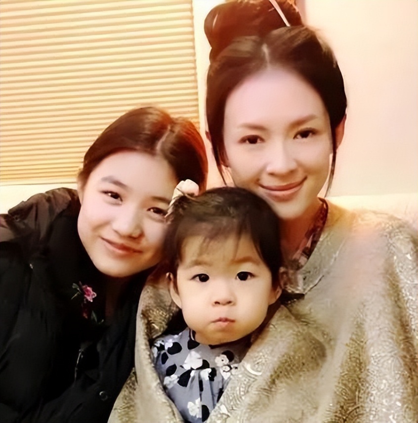 章子怡的露脐装几成笑柄,章子怡身材傲娇真是魅力四射