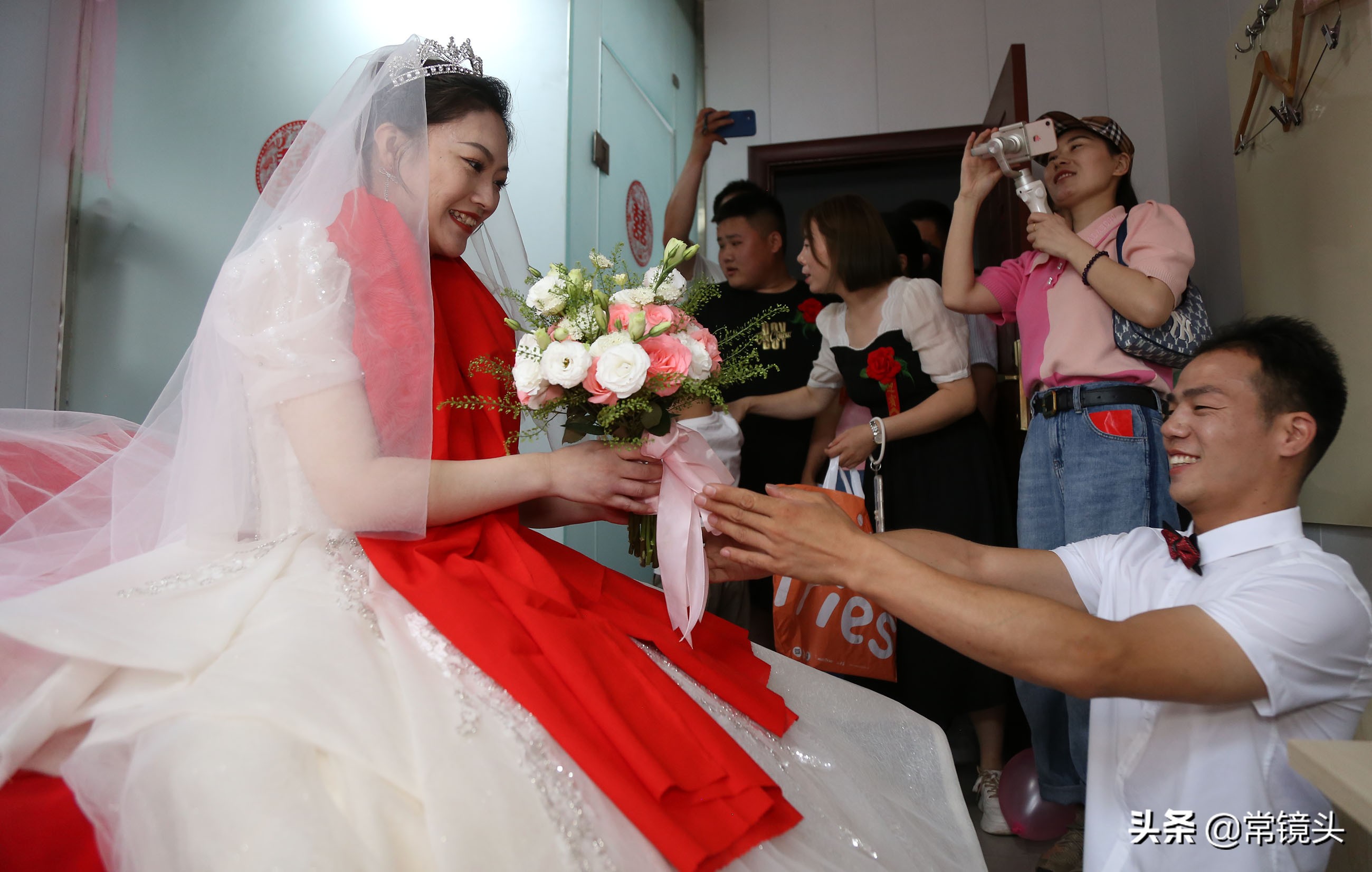 高颜值美女嫁给无腿小伙,坦率回应网友质疑:老公并不是有钱人