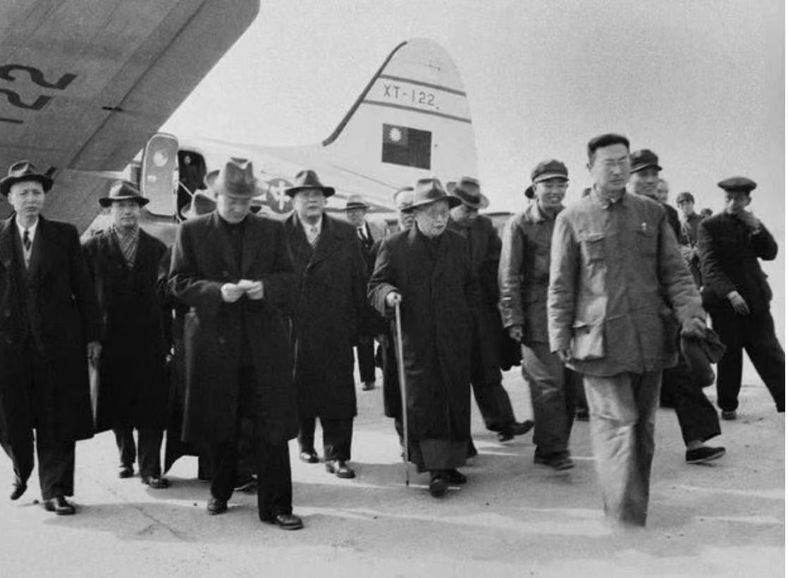 1949年确定新中国名字时，张治中提议减掉2个字，毛主席为何赞同