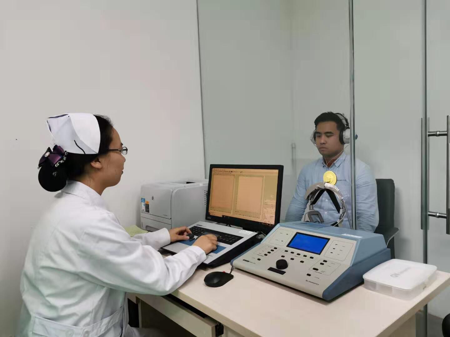 耳朵里面很痒却挠不到掏不出东西,耳朵痒掏出来的东西潮湿有臭味