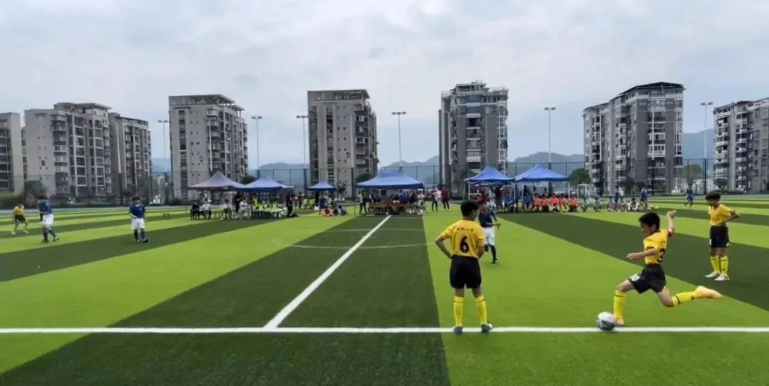 恭喜实验小学足球队喜获冠军,恭喜班级足球赛获得冠军