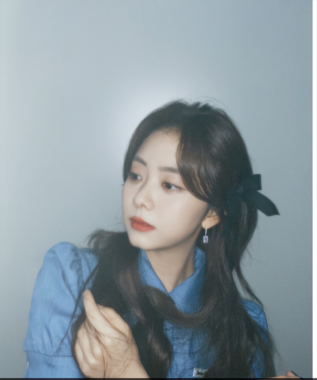 谭松韵西装革履花领带,领带换装谭松韵