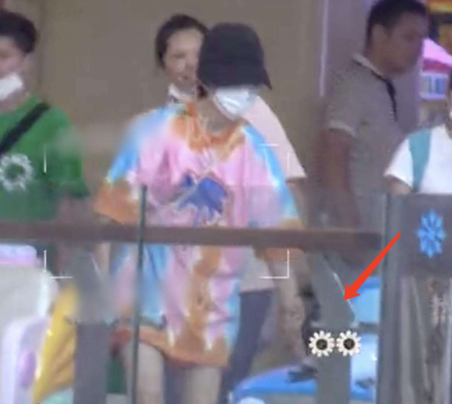 张杰谢娜近期全家福,张杰谢娜带着双胞胎女儿逛商场