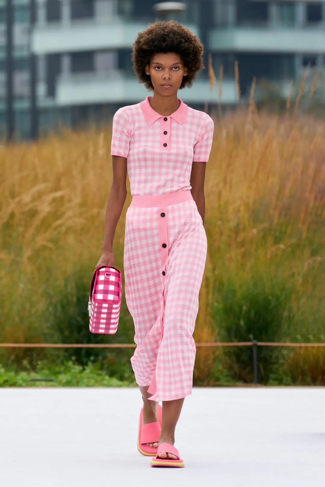 春天穿粉色到底有多好看呢,这个冬季穿粉色会让你惊艳动人