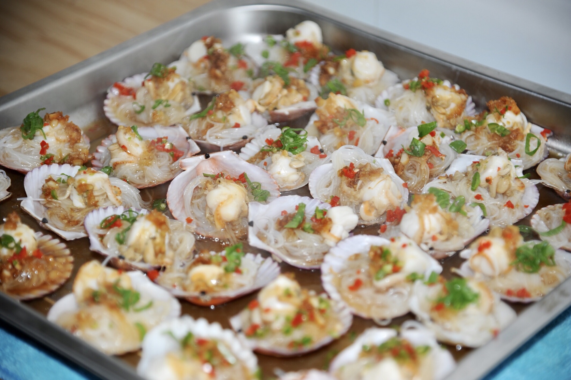 蒜蓉粉丝蒸扇贝好吃得不得了,蒜蓉粉丝蒸扇贝香辣爽口过瘾