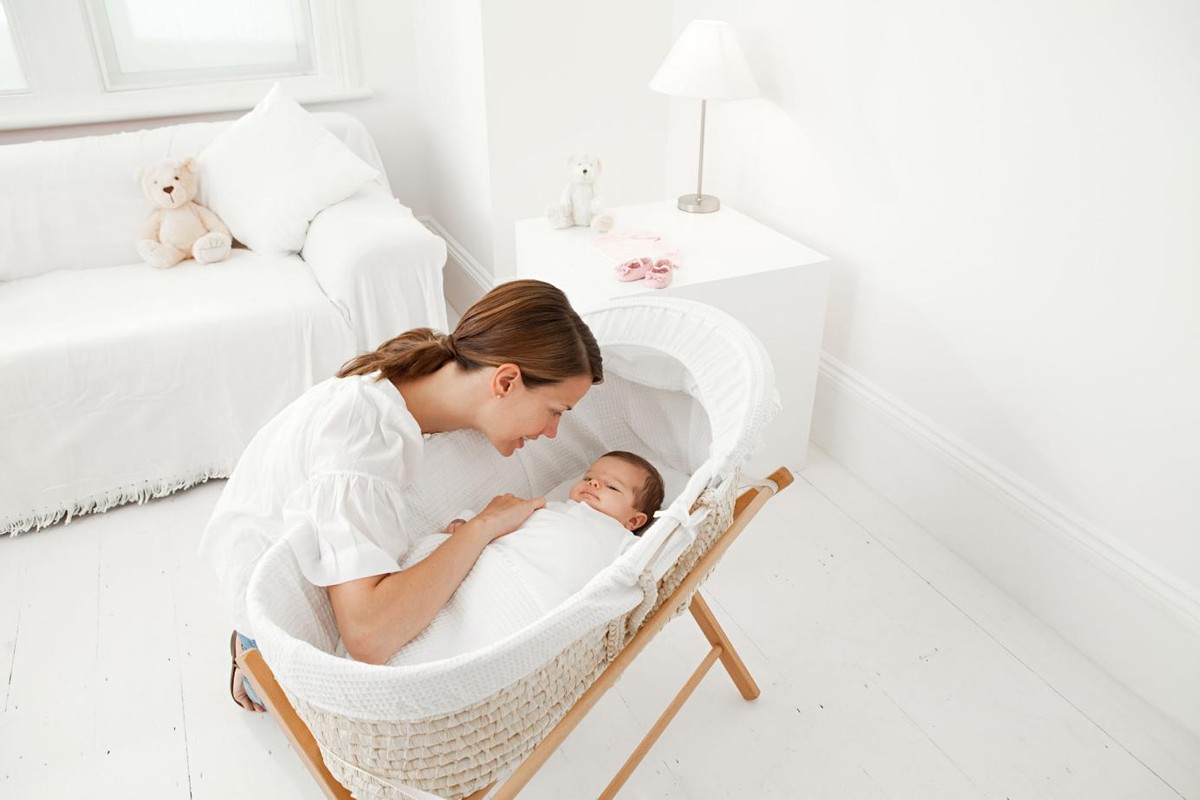 刚满两个月宝宝会翻身正常吗,刚满2个月宝宝会对人笑