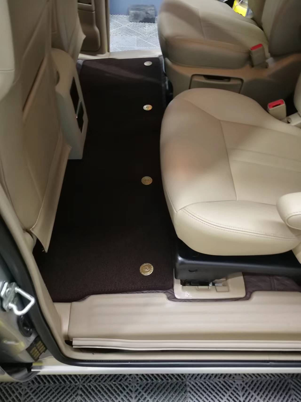 如何清洁汽车内饰灰尘,清洁汽车内饰最好方法