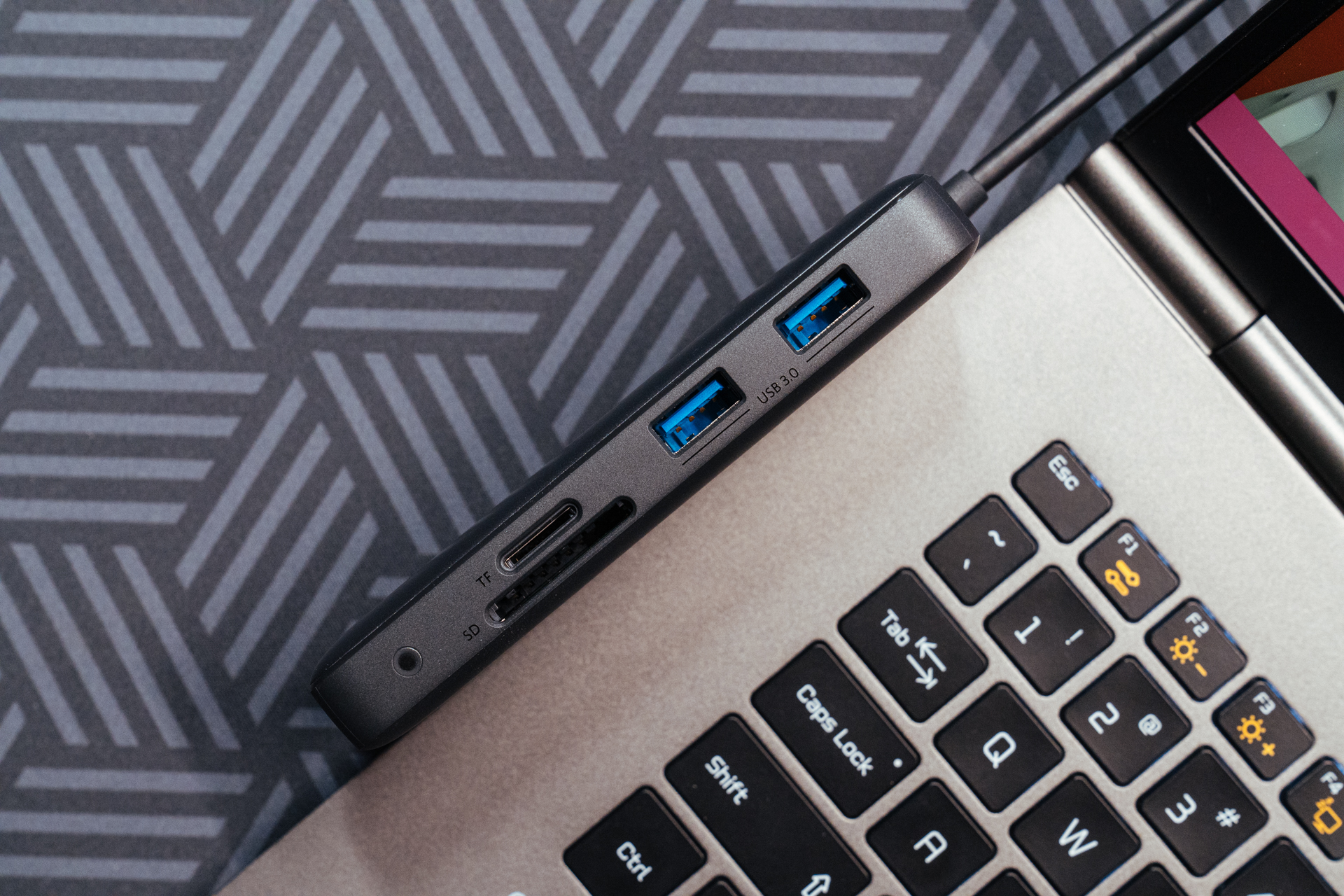 自己办公桌面布置,最简单的办公室桌面布置图