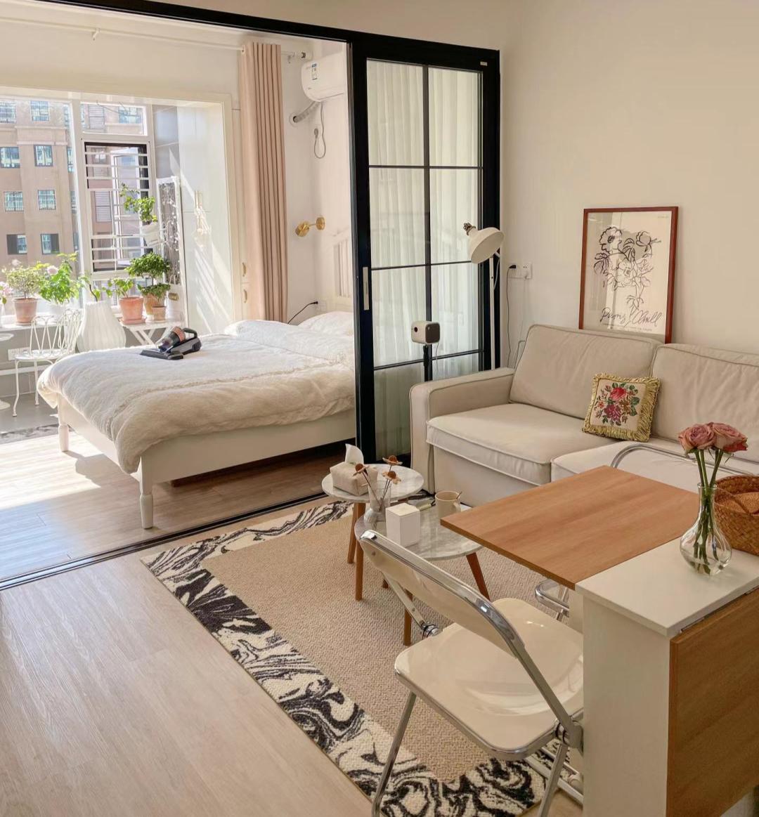 1.8米宽的床放在卧室是怎么样的,一米8的床实际床头留多大位置