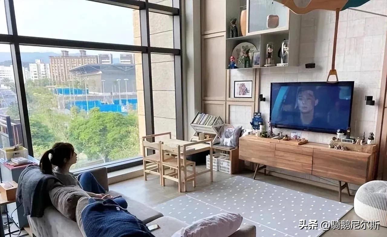 ella产后现状,ella水中产子被批博眼球